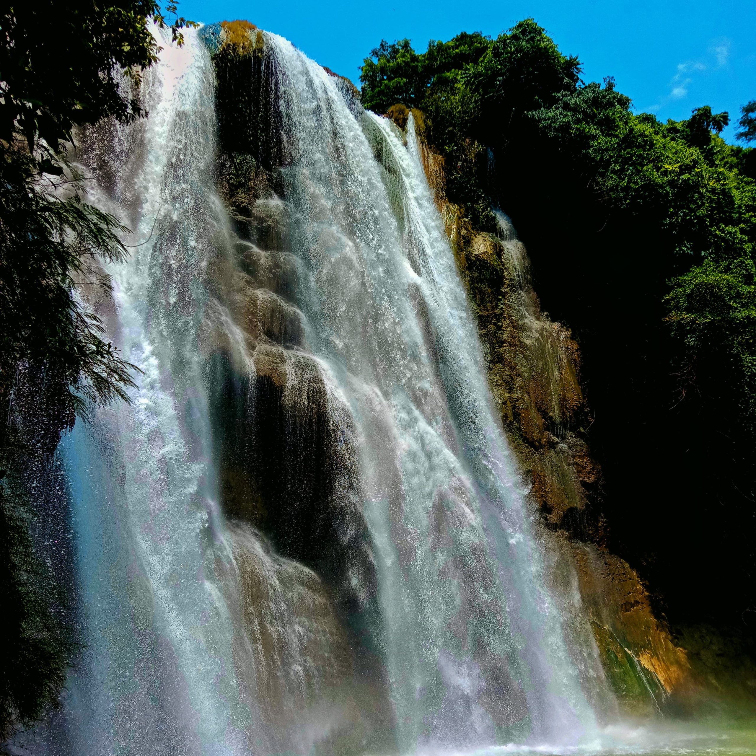 ilustrasi gambar wisata air terjun nglirip